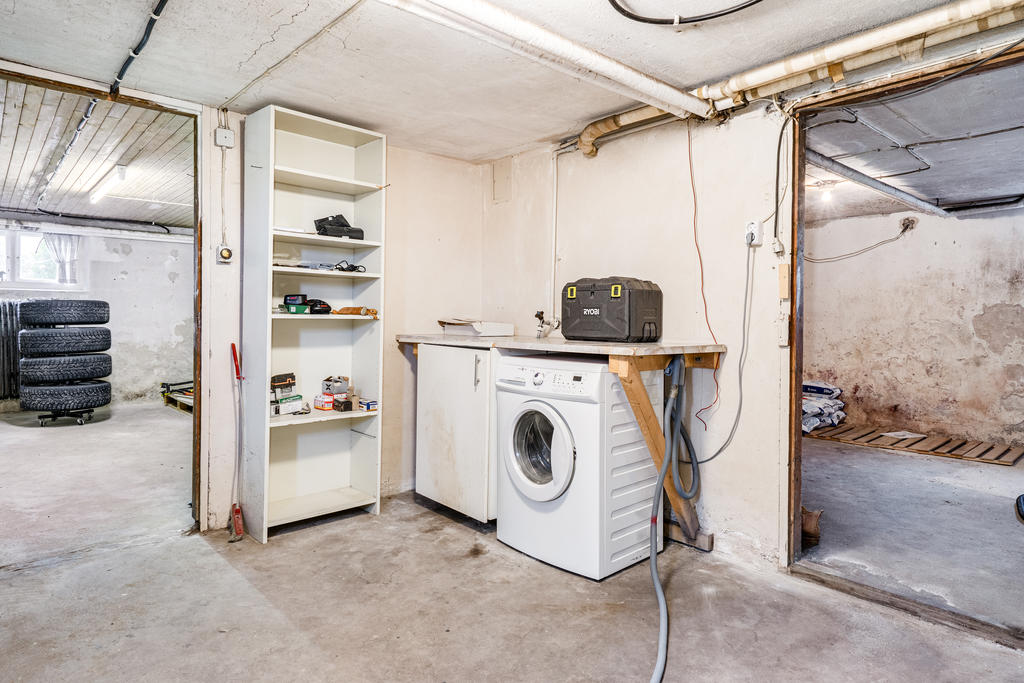 På källarplan finns goda förrådsutrymmen  med tvättmaskin och utgång till trädgård.