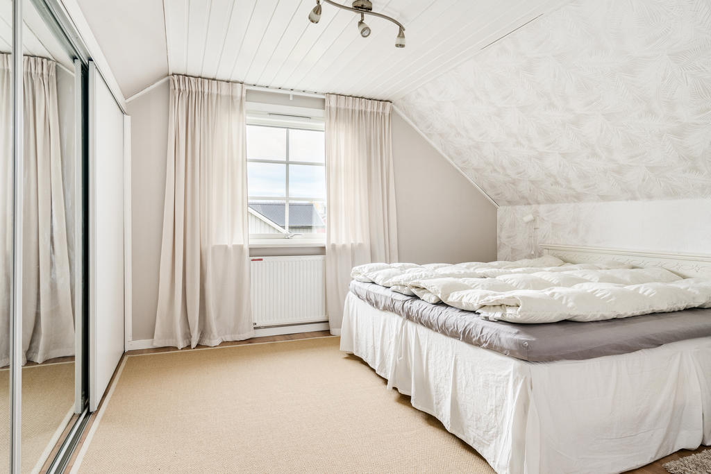 Sovrum med garderober-övre plan.