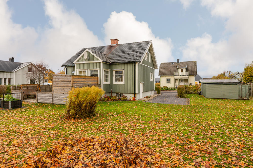 Lättskött trädgårdstomt om 1 263 kvm med gott om plats för sociala aktiviteter och barnlek. 