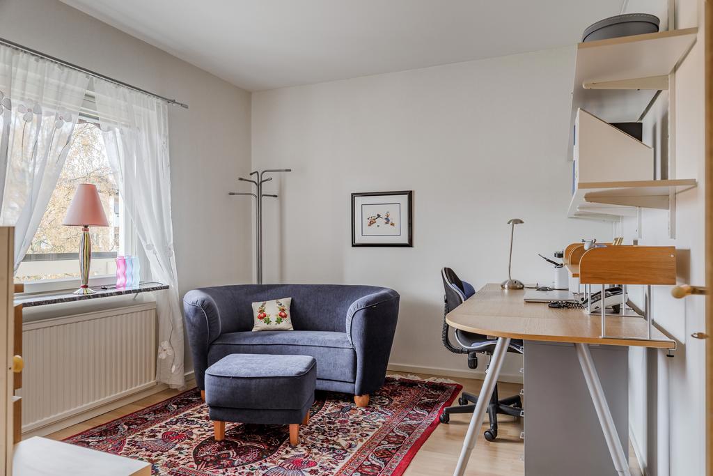 Sovrum i fil med kök