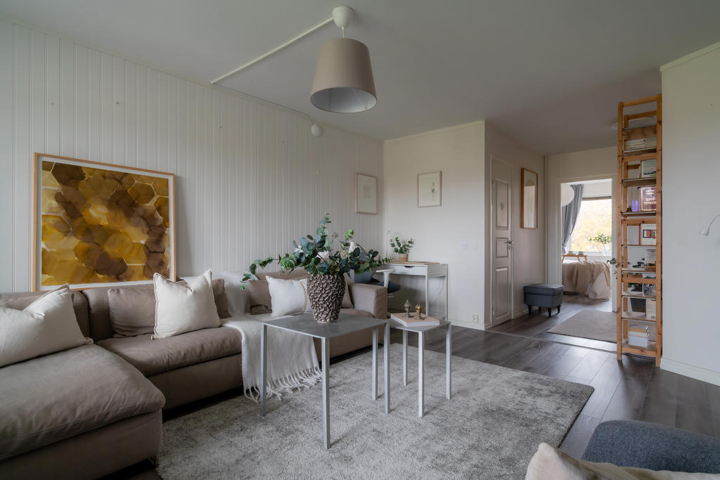 Vardagsrummet är ljust och med öppen lösning mot hallen vilket ger fin rymd till lägenheten.
