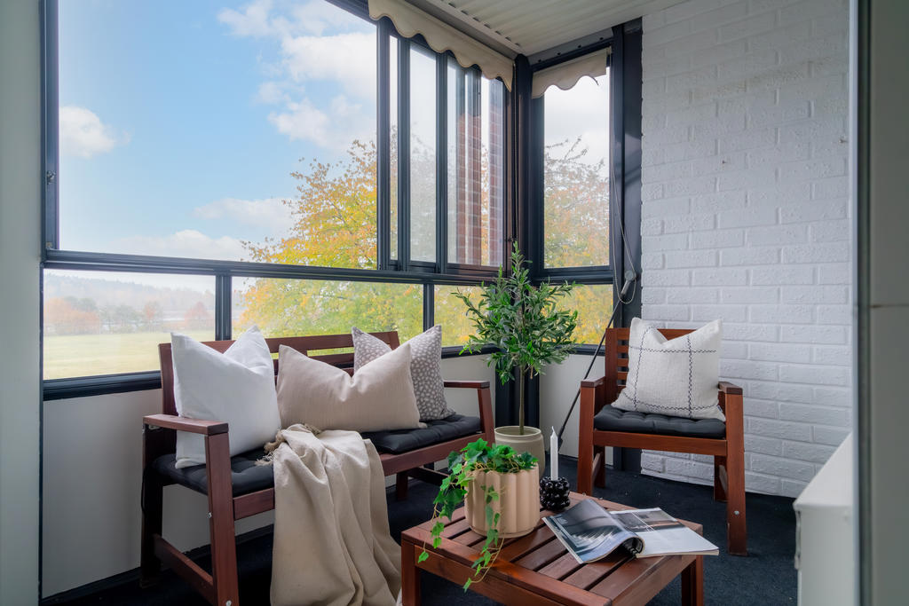 Trevlig inglasad balkong som ger extra utrymme och en känsla av ute.