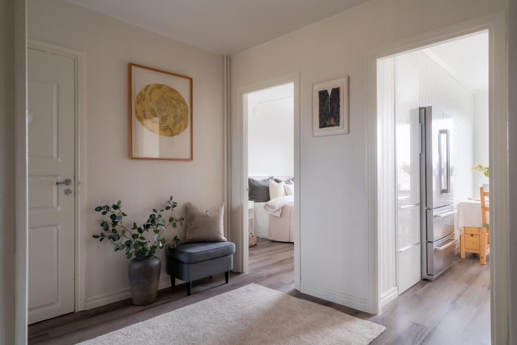 Hallen med dörr till badrum till vänster i bild