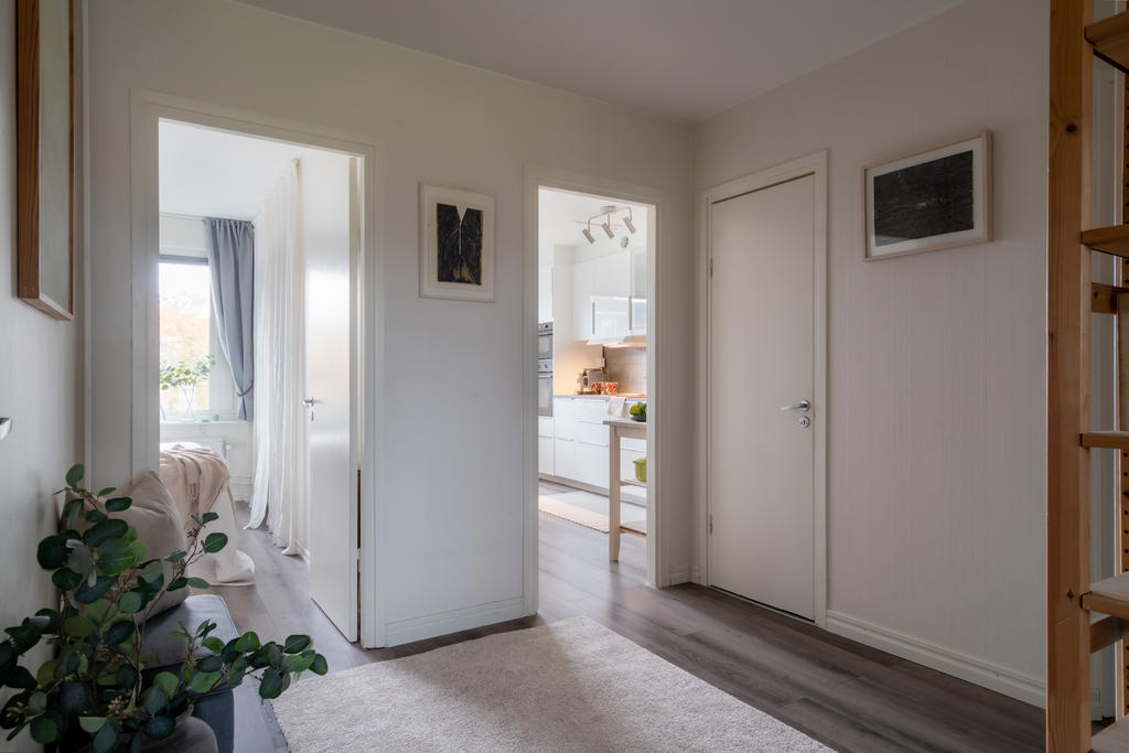 Smart planerat lägenhet som har mycket ljusinsläpp