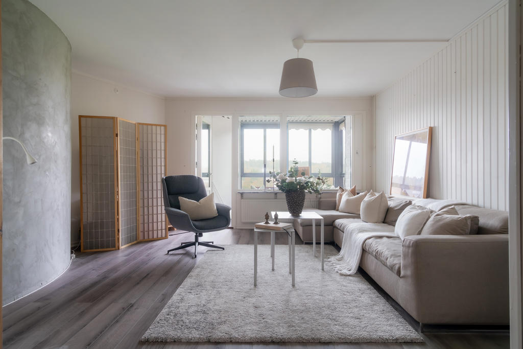 Vardagsrum med den rundade väggen i puts, ännu en läcker och annorlunda detalj i denna bostad.