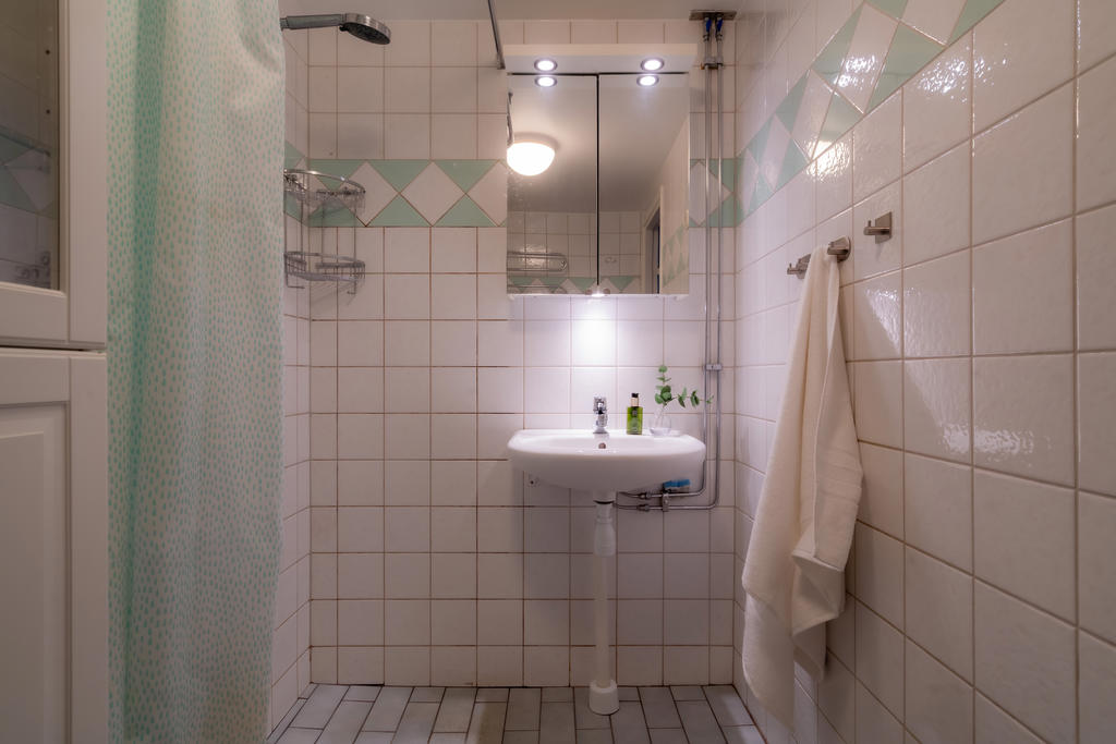 Helkaklat badrum med dusch.