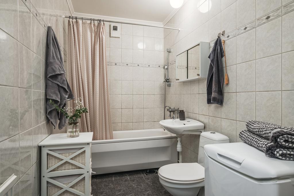 Helkaklat badrum med tvättmaskin