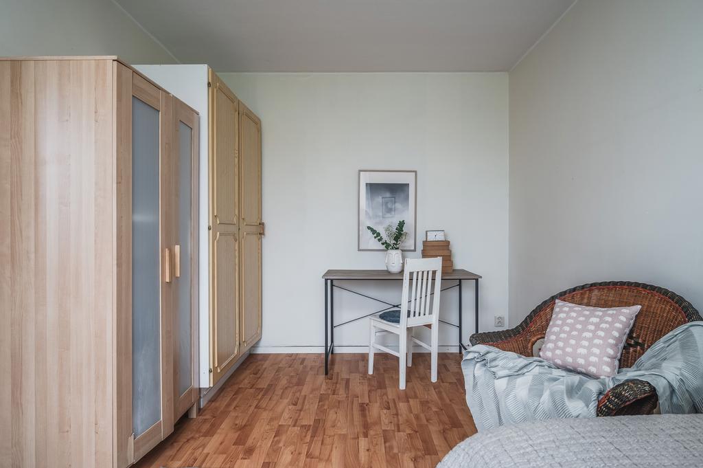 Sovrum 2 med garderob