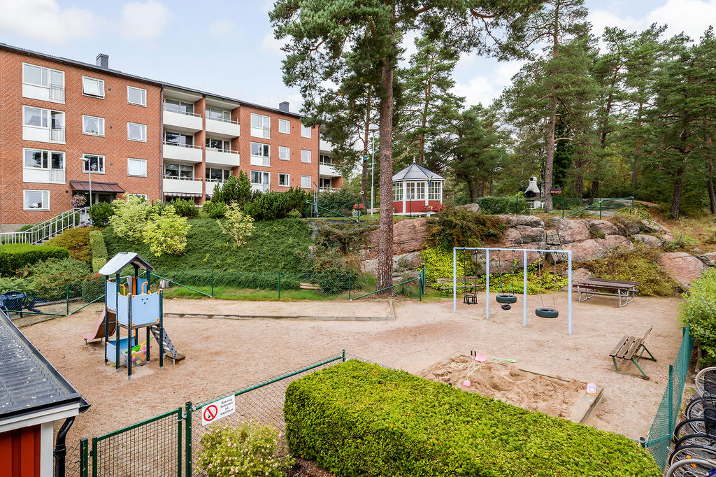 Lekplats och lusthus på innergården