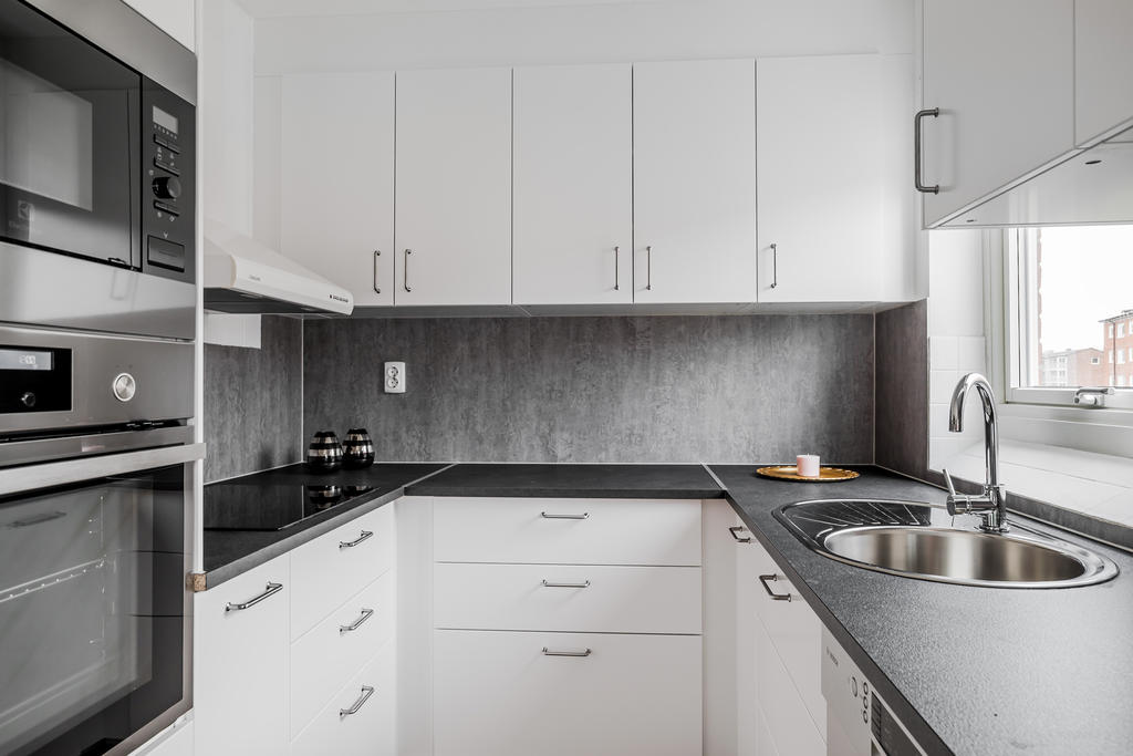 Bra förvaring och bänkyta