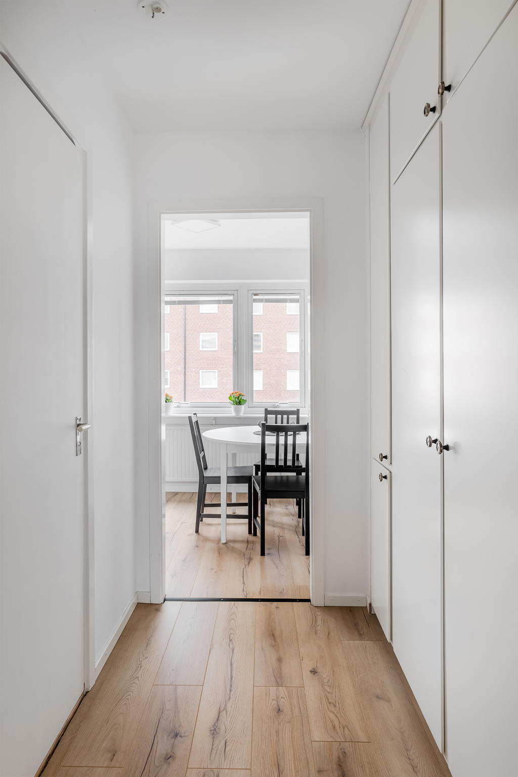 Vy från hall, garderober