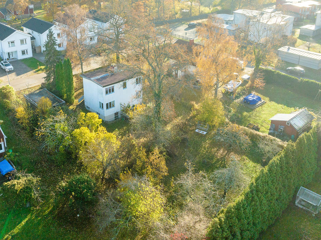 Fastigheten har hela baksidan av tomten i sydväst läge
