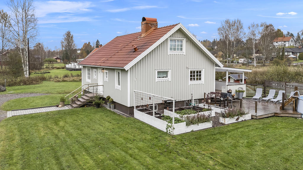 Köksträdgård med odlingslådor