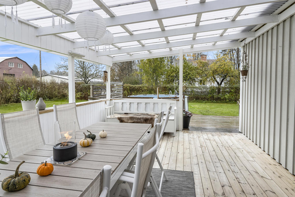 Stor altan med plats för många