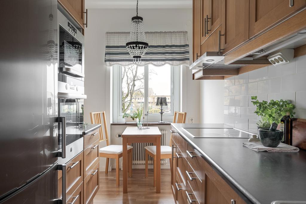 Kök med plats för litet matbord