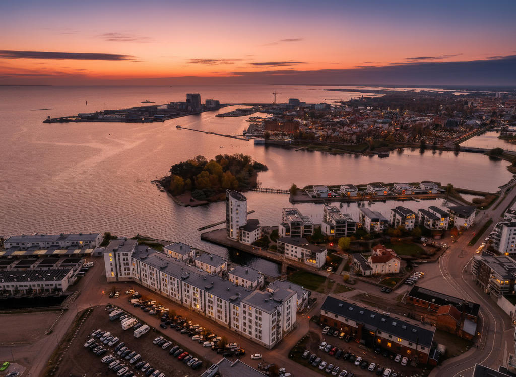 Varvsholmen och Kvarnholmen i September månads kvällsljus (AI)