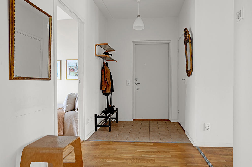 Välkomnande och ljus hall med klinkersgolv och stor klädkammare.