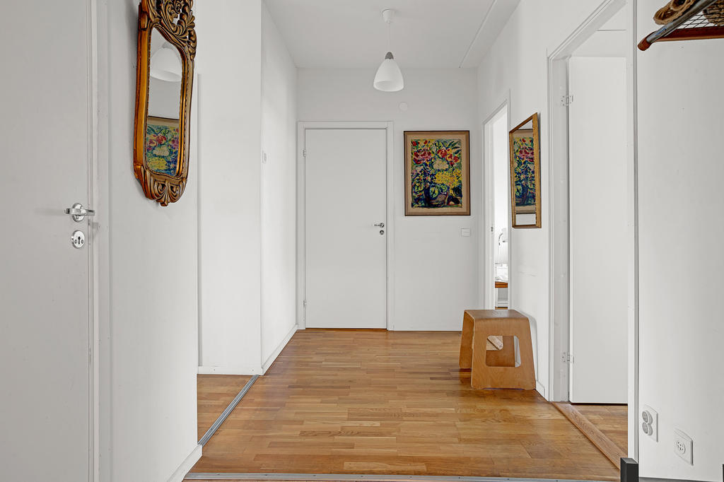 Hall, med sovrum till höger och badrum rakt fram