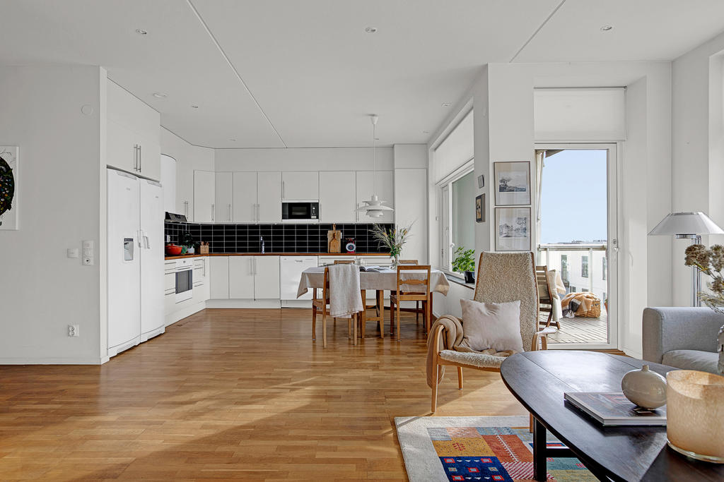 Allrum mot kök och balkong