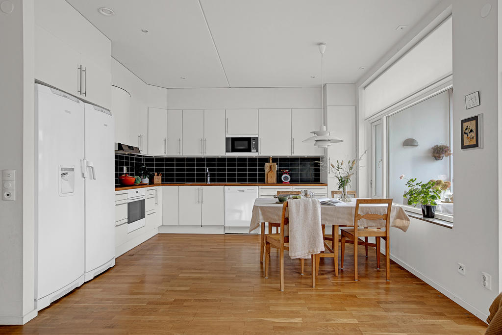 Praktiskt kök med matplats vid fönster