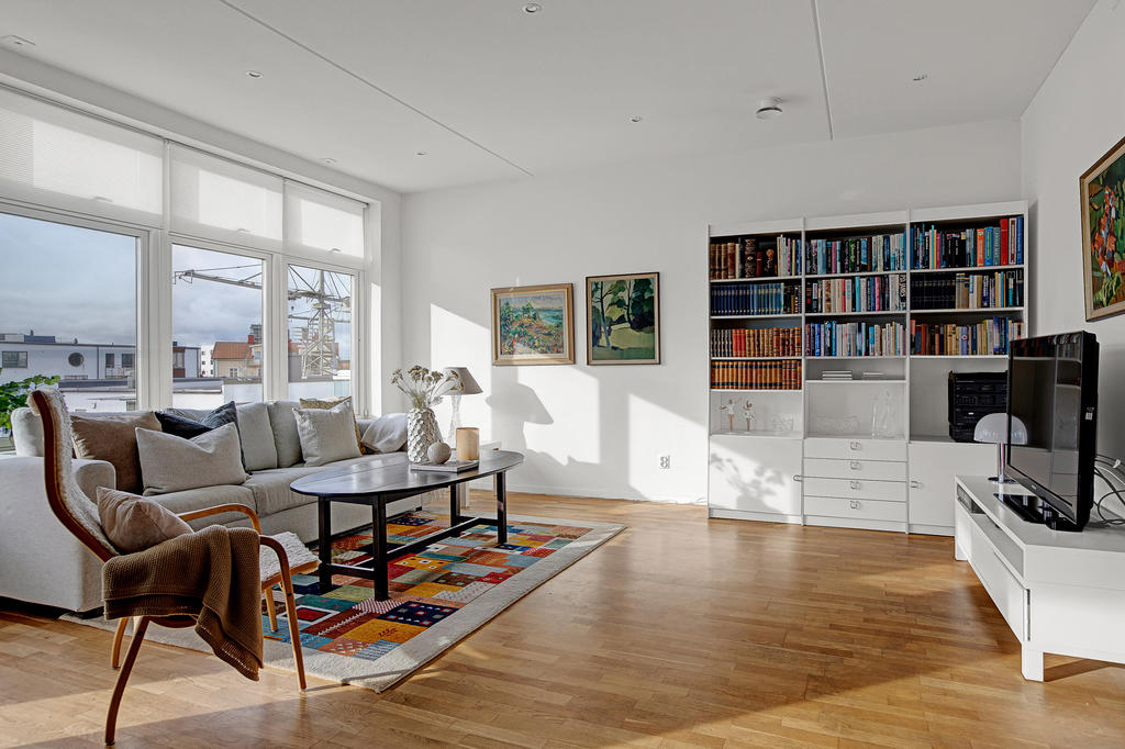 Ljuset släpar fint från fönstret i eftermiddagssolen