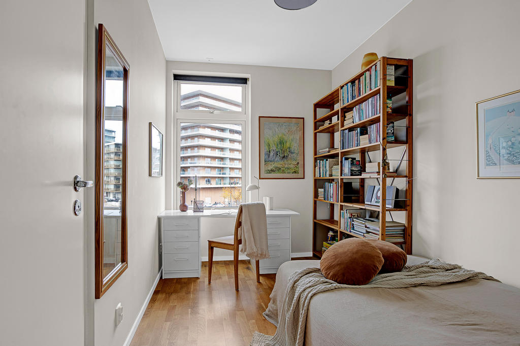 Sovrum med plats för skrivhörna