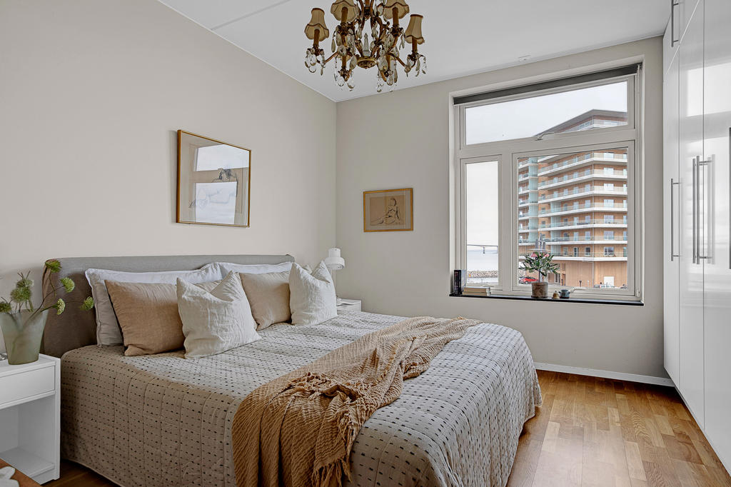 Med garderober och utsikt mot Ölandsbron