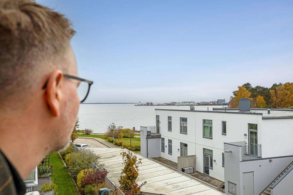 Vacker och rogivande utsikt över land och hav