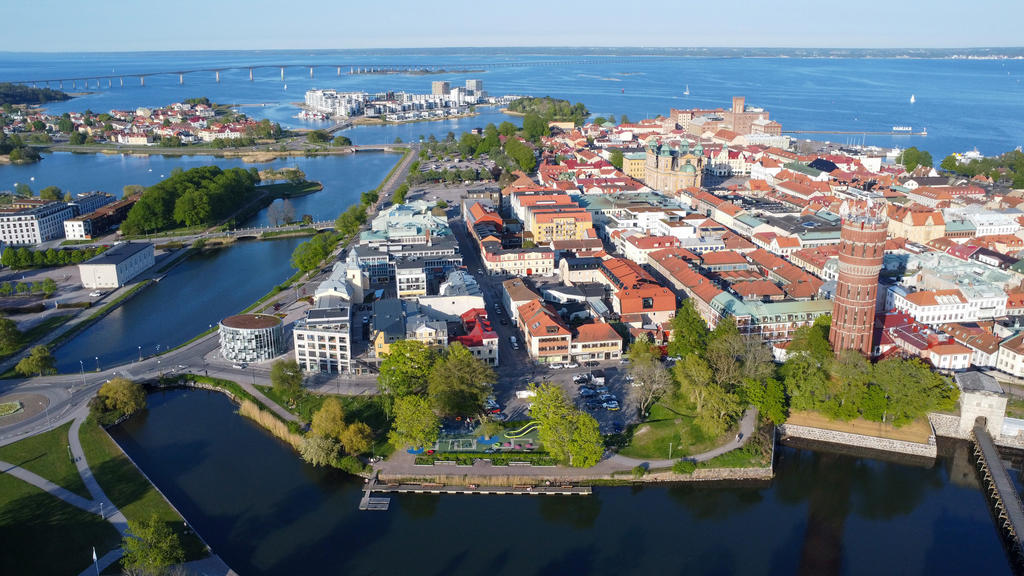 Kvarnholmen med Varvsholmen i bakgrunden. Allt i full sommarskrud