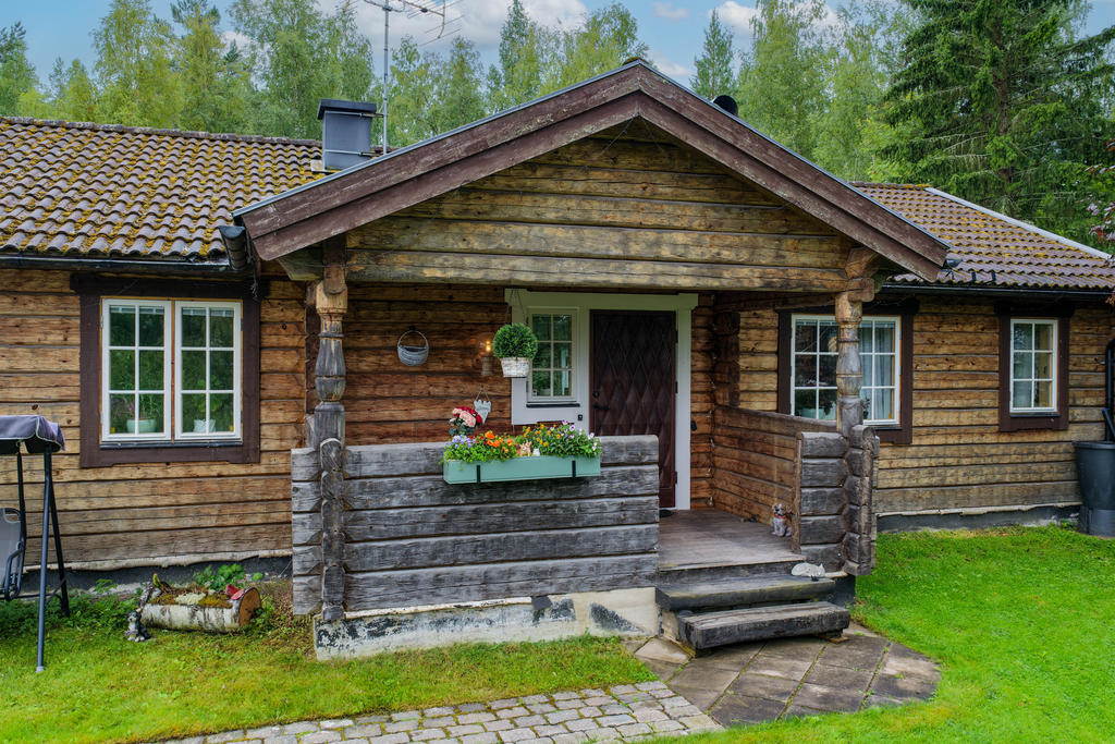 Farstukvist med entré. 