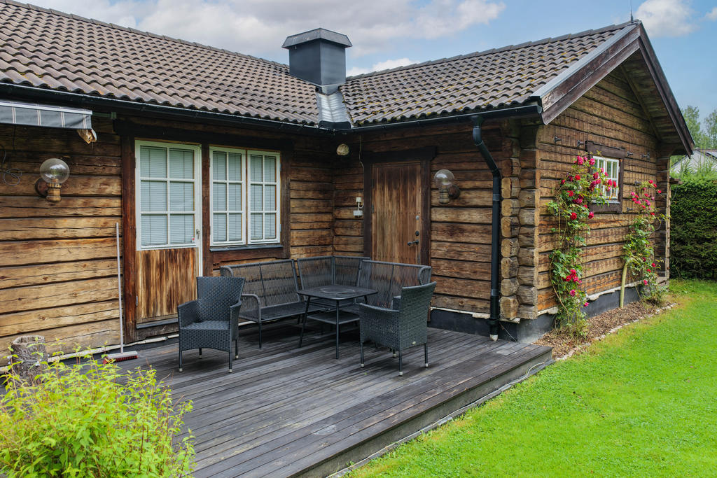 Utgång från sovrum 3 till trätrall. Samt förrådsrum i anslutning till garage. 