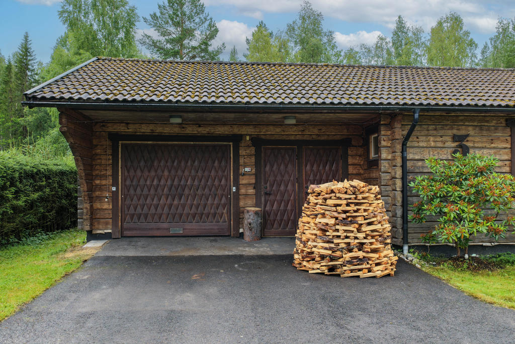 Varmbonat garage och groventré. 