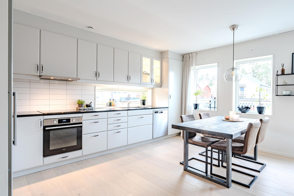 Snyggt och stilrent kök med bra förvaring.