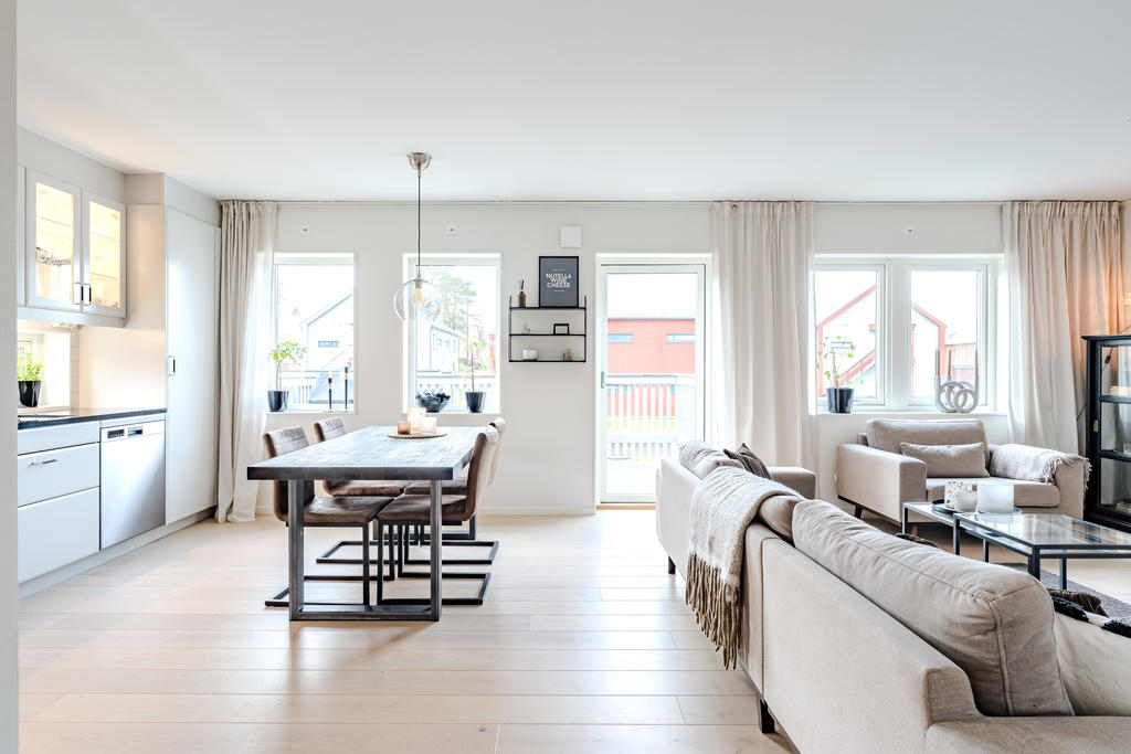 Välkommen till kök och vardagsrum med öppen planslösning.