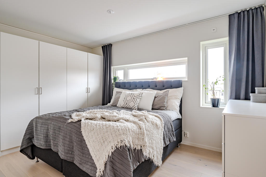 Det större sovrummet har plats för både garderober och stor säng.