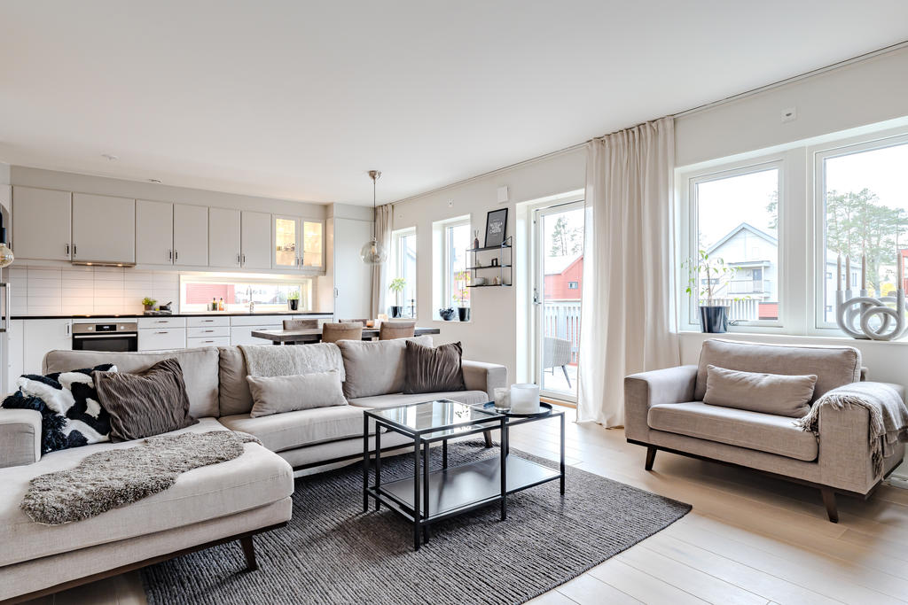 Härligt med öppna ytor och utgång till balkongen.