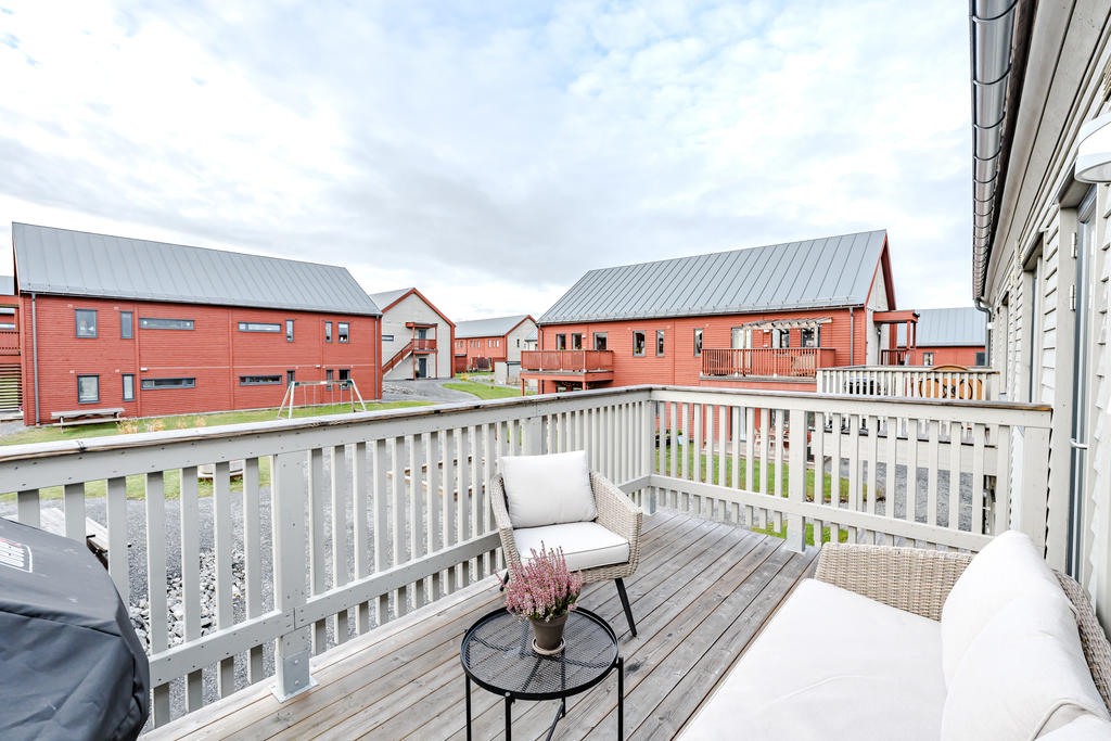 Vy mot gården från balkongen.