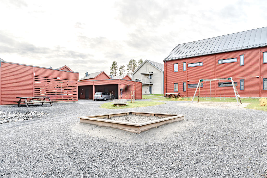 Lekplats alldeles intill.