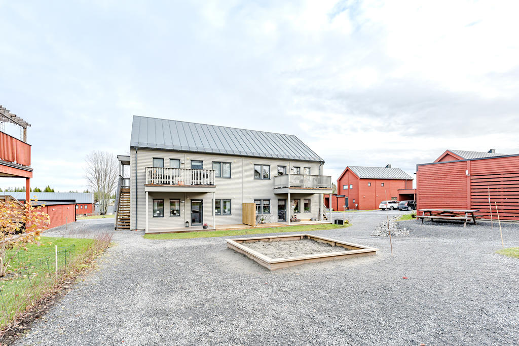 Mysig gård med fikabord.