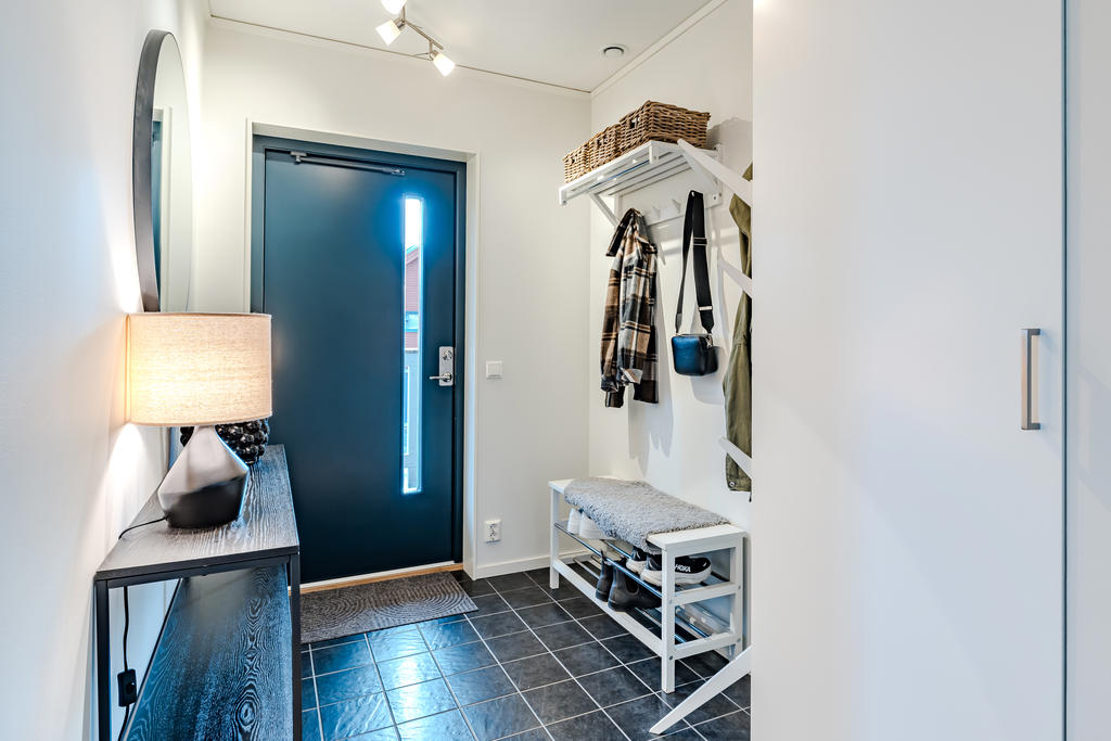 I hallen ryms både garderob och hatt- och skohylla. Praktiskt med klinkergolv.