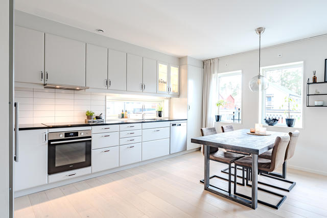 Snyggt och stilrent kök med bra förvaring.