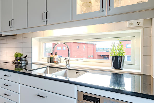 Fönstret vid diskbänken ger ett härligt ljus!