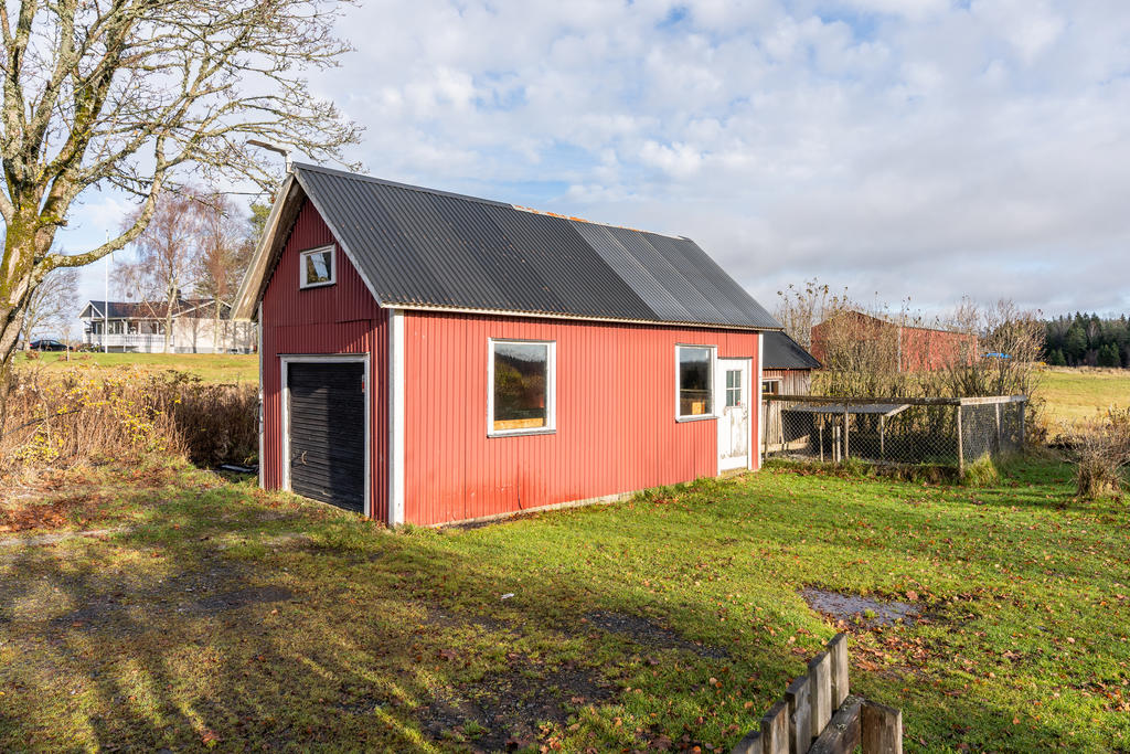 Garage med vedskjul-El och larm finns. 