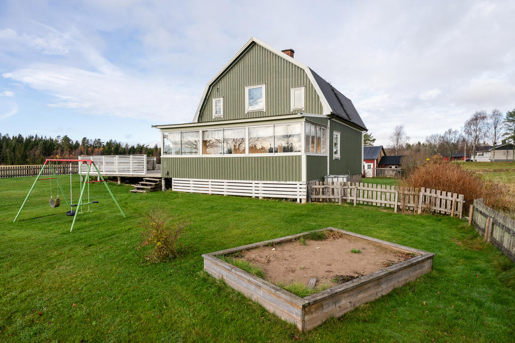 Öppen och lättskött trädgårdstomt  om 2 530 kvm med gott om utrymme för barnlek.