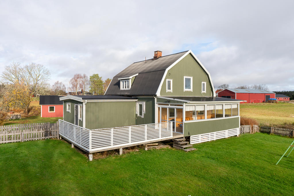 Trivsam altan med inglasat uterum. 