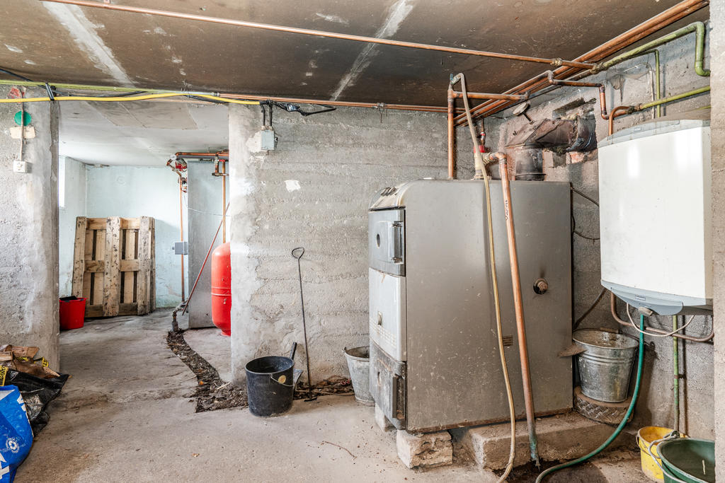 Källarplan erbjuder goda förvaringsutrymmen. Vedpanna (Nibe från år 2012) samt varmvattenberedare och Acktank 1000 L.
