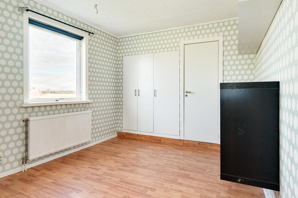 Sovrum med garderober och klädkammare-övre plan.