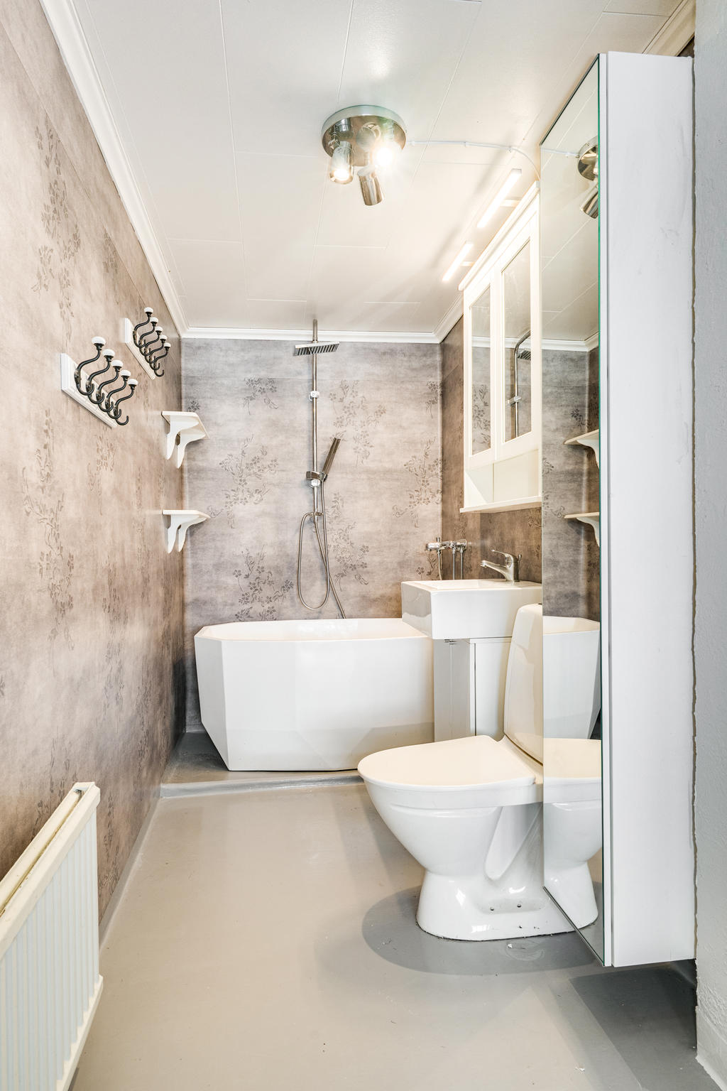 Stilrent badrum med badkar-övre plan