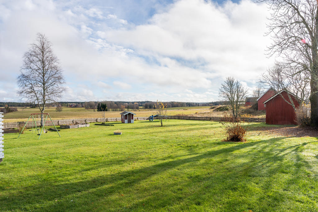Tomten erbjuder en vacker vy över det rofyllda  landskapet.