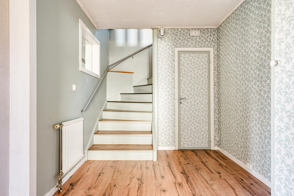 Hall med trapp till övre plan. 